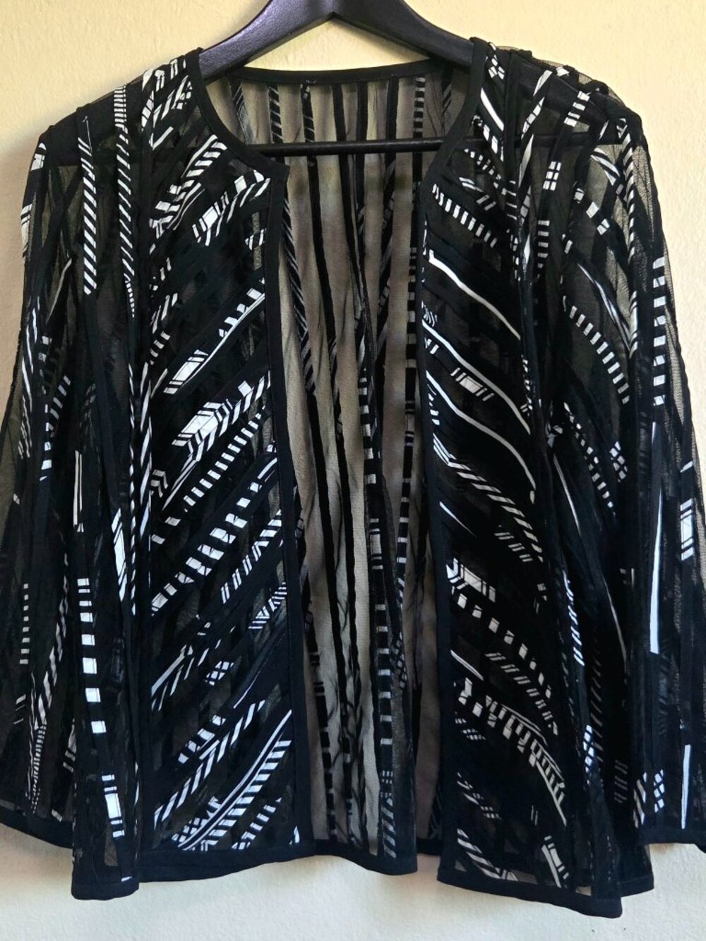 Vintage Black & White Open Front Shrug – Fits Small – Full Sleeves 🖤🤍✨